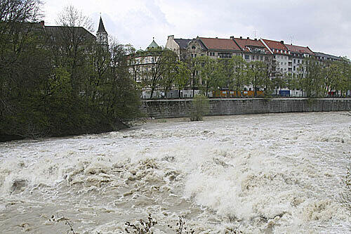 230 statt 90 Kubikmeter Wasser pro Sekunde flossen am Mittwoch durch München.