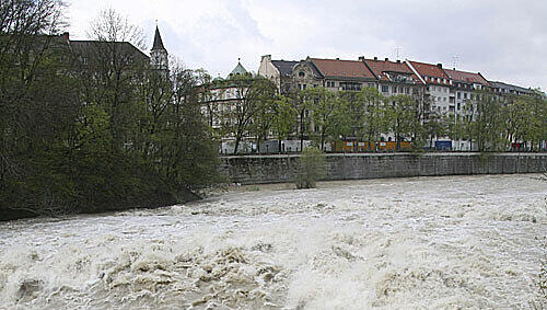 230 statt 90 Kubikmeter Wasser pro Sekunde flossen am Mittwoch durch München. 230 statt 90 Kubikmeter Wasser pro Sekunde flossen am Mittwoch durch München.