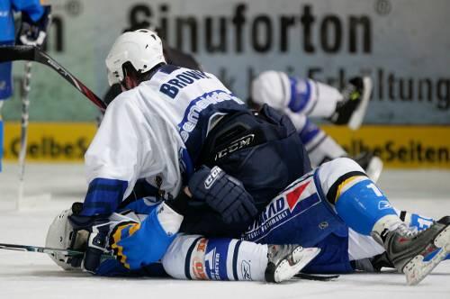 Schlägerei auf dem Eis zwischen Robert Brown und  Brandon Dietrich vom EHC.