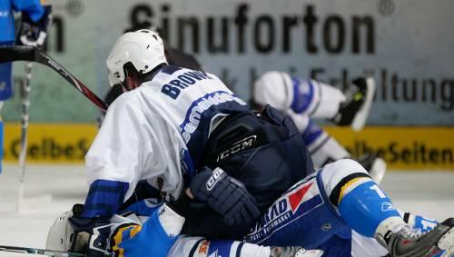 Schlägerei auf dem Eis zwischen Robert Brown und Brandon Dietrich vom EHC. Schlägerei auf dem Eis zwischen Robert Brown und Brandon Dietrich vom EHC.
