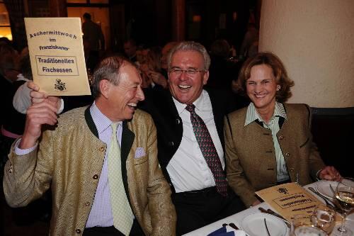 Spaßig: Wirt Edi Reinbold (l.), Top-Orthopäde Wolfgang Pförringer und First Lady Karin Seehofer.