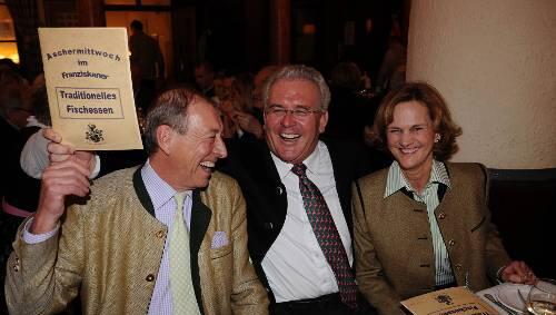 Spaßig: Wirt Edi Reinbold (l.), Top-Orthopäde Wolfgang Pförringer und First Lady Karin Seehofer. Spaßig: Wirt Edi Reinbold (l.), Top-Orthopäde Wolfgang Pförringer und First Lady Karin Seehofer.