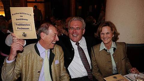 Spaßig: Wirt Edi Reinbold (l.), Top-Orthopäde Wolfgang Pförringer und First Lady Karin Seehofer.
