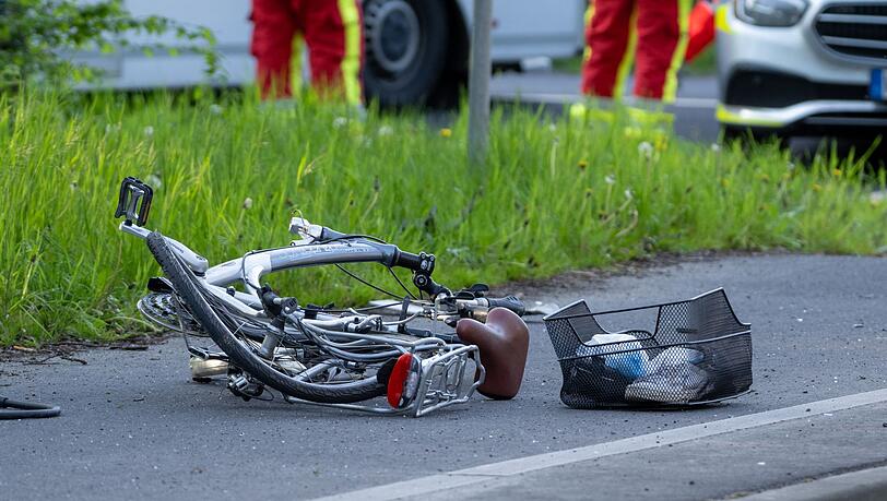 Nach dem Unfall in Coburg befindet sich der junge Radler in kritischem Zustand. (Symbolbild)