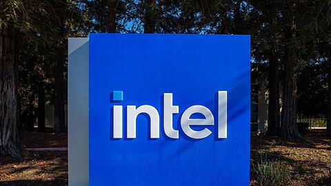 Der Chiphersteller Intel muss sparen. Die Pläne für eine Fabrik bei Magdeburg gibt er auf. (Symbolbild)
