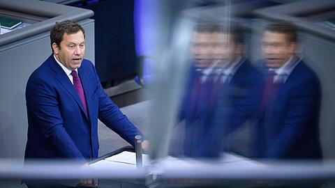 Klingbeil schwört im Bundestag auf harte Zeiten ein.