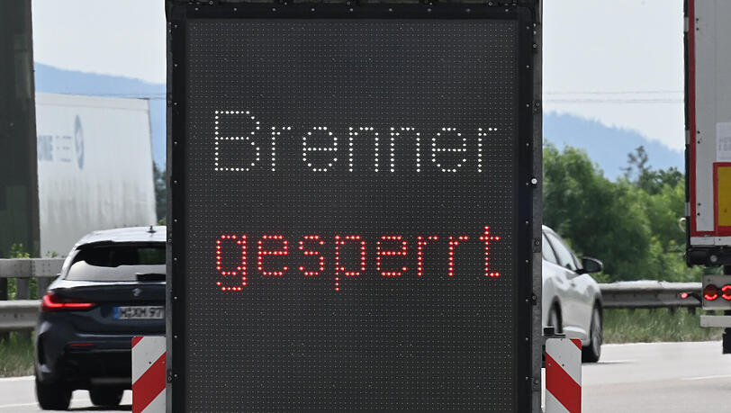 Auch in Holzkirchen in Bayern an der A8 ist auf die Brenner-Sperrung aufmerksam gemacht worden. Auch in Holzkirchen in Bayern an der A8 ist auf die Brenner-Sperrung aufmerksam gemacht worden.