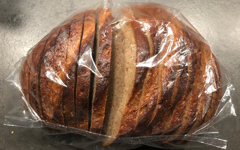 Ausnahme: Das Brot darf dann in einer Plastikt&uuml;te aufbewahrt werden, wenn Sie es einfrieren wollen. Diese Aufbewahrungsmethode empfiehlt sich, solange das Brot noch einigerma&szlig;en frisch ist. F&uuml;r sp&auml;teres unkompliziertes Auftauen schneiden Sie das Brot in Scheiben, bevor es ins Tiefk&uuml;hlfach wandert.