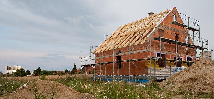 Beim Hausbau sollten Bauherren ihre Eigenleistung nicht überschätzen - sonst kann sich das Projekt in die Länge ziehen.