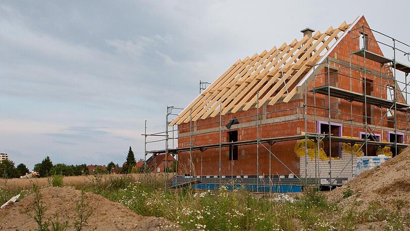 Beim Hausbau sollten Bauherren ihre Eigenleistung nicht überschätzen - sonst kann sich das Projekt in die Länge ziehen. Beim Hausbau sollten Bauherren ihre Eigenleistung nicht überschätzen - sonst kann sich das Projekt in die Länge ziehen.