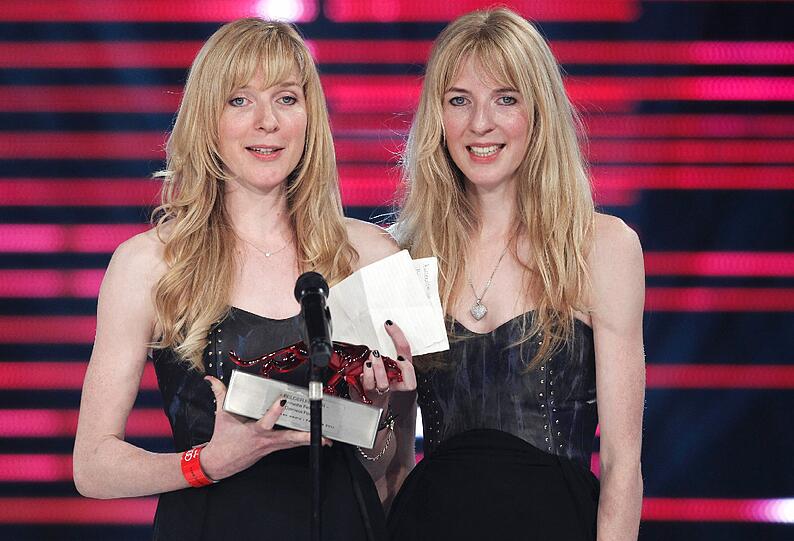 Die preigekrönten Schwestern Anette und Daniela Felder bei ihrer Dankes-Rede.