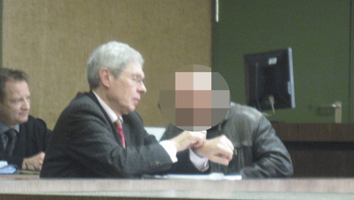 Sitzt wegen Bildung einer kriminellen Vereinigung auf der Anklagebank: Stefan W. (r.) mit Anwalt und Übersetzer. Sitzt wegen Bildung einer kriminellen Vereinigung auf der Anklagebank: Stefan W. (r.) mit Anwalt und Übersetzer.