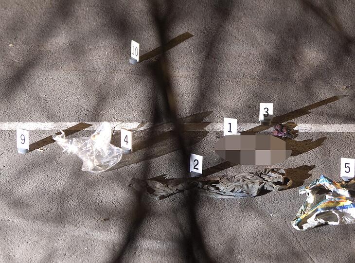 Autoknacker haben im saarländischen Merzig im Kofferraum eines abgestellten Wagens ein totes Baby entdeckt. Die Leiche lag im Kofferraum in einem Rucksack.
