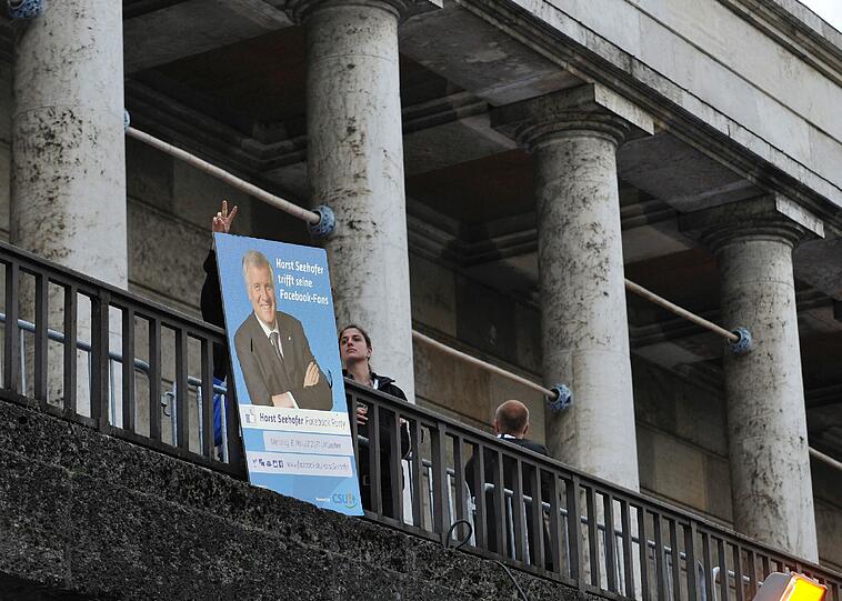 Seehofers Facebook-Party kann man getrost als gefloppt bezeichnen. Statt 2500 geladenen Gästen erschienen gerade mal 500. Böse Zungen behaupten, davon waren 150 Journalisten dabei. Die Bilder vom Event im Münchner P1
