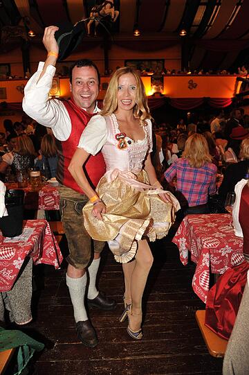 Viel Bein, viel gute Laune: Schauspieler Michel Guillaume und seine Freundin Georgia Schulze haben Spaß im Hippodrom.