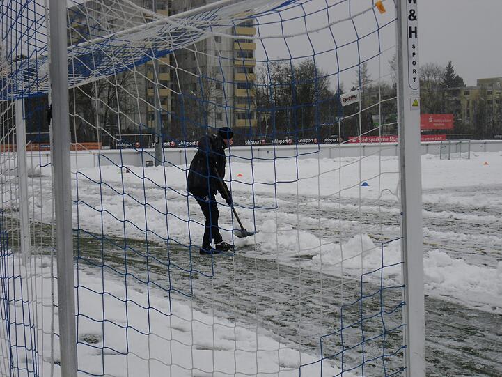 Hart , härter, Alexander Schmidt. Der Trainer des TSV 1860 schickte seine Jungs am Montagvormittag trotz klirrender Kälte, Schneeregen und schneebedeckten Trainingsplätzen raus zum Anschwitzen. Am Abend spielen die Löwen gegen den 1. FC Kaiserslautern. Die Bilder vom Matsch-Training