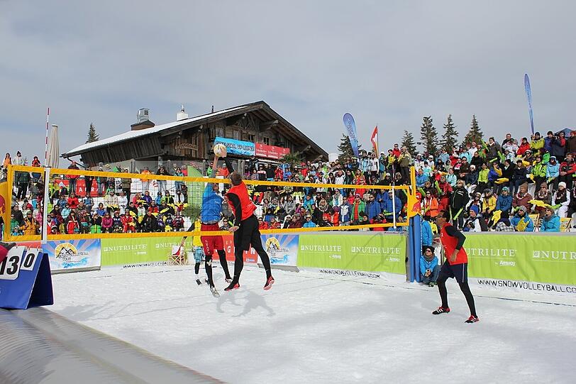 Die besten Bilder vom Turnier der "Snow Volleyball Tour 2013 powered by Amway" auf 1860 Metern Höhe in Wagrain/Österreich.