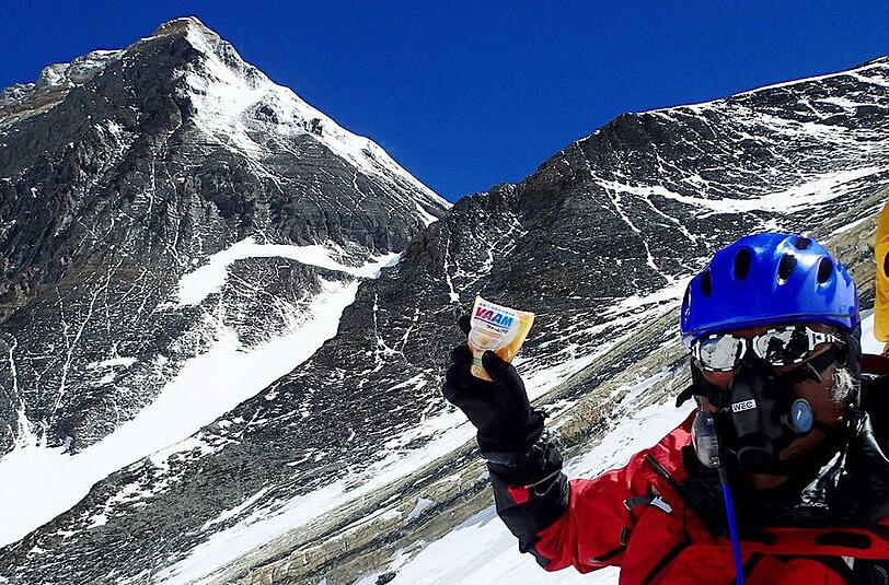 Yuichiro Miura hat sich den Rekord zurück geholt. Er ist der älteste Mensch, der je den Mount Everest bestiegen hat.
