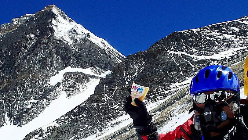 Yuichiro Miura hat sich den Rekord zurück geholt. Er ist der älteste Mensch, der je den Mount Everest bestiegen hat. Yuichiro Miura hat sich den Rekord zurück geholt. Er ist der älteste Mensch, der je den Mount Everest bestiegen hat.
