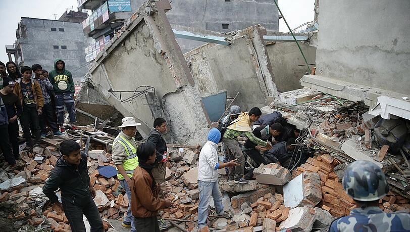Nach dem schweren Beben sind viele Häuser in Nepal zerstört worden - die Einwohner sind verzweifelt und wohnen teilweise auf den Straßen. Nach dem schweren Beben sind viele Häuser in Nepal zerstört worden - die Einwohner sind verzweifelt und wohnen teilweise auf den Straßen.