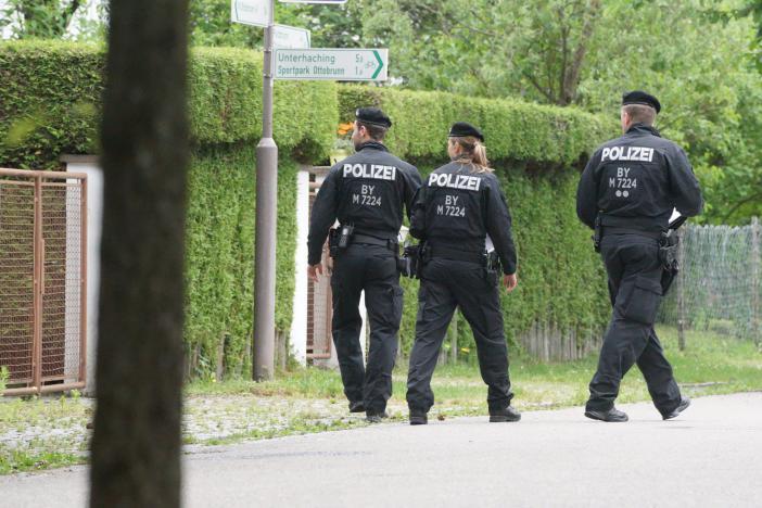 Auf der Suche nach Zeugen: Polizisten in der Nähe des Entführungsortes in Ottobrunn.