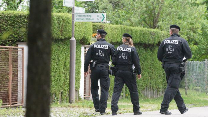 Auf der Suche nach Zeugen: Polizisten in der Nähe des Entführungsortes in Ottobrunn. Auf der Suche nach Zeugen: Polizisten in der Nähe des Entführungsortes in Ottobrunn.