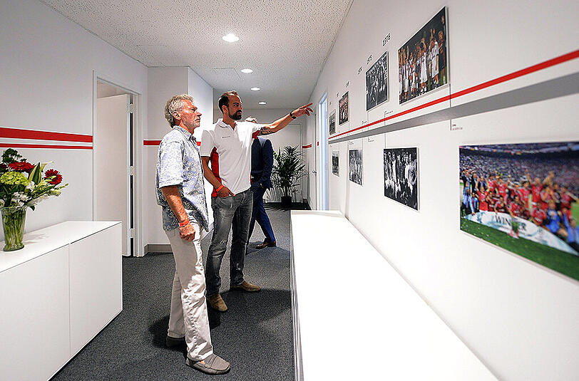 Paul Breitner (l.) und Markus Babbel im New Yorker Büro des FC Bayern.