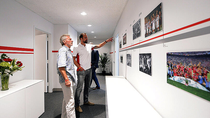 Paul Breitner (l.) und Markus Babbel im New Yorker Büro des FC Bayern. Paul Breitner (l.) und Markus Babbel im New Yorker Büro des FC Bayern.