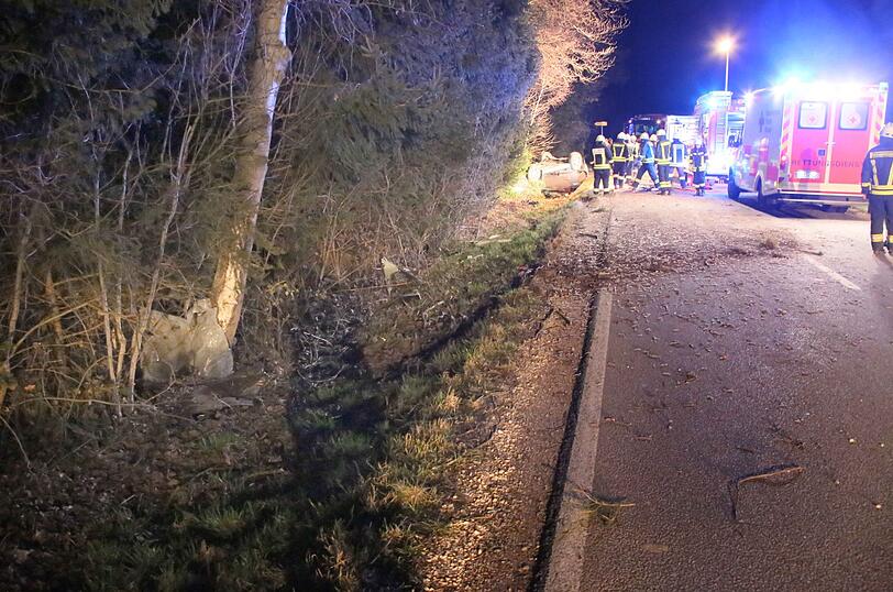 Der demolierte Volvo an der Unfallstelle. Der 21-Jährige starb noch im Wrack.