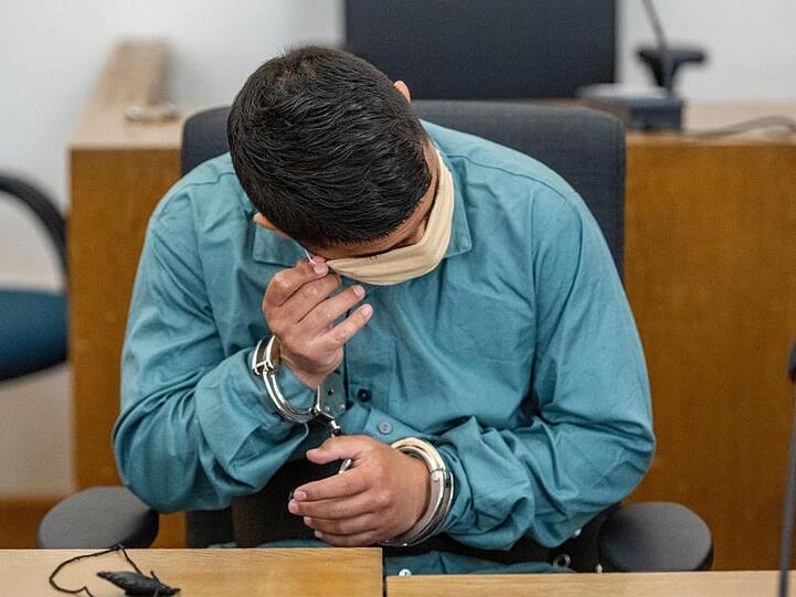 Der Angeklagte sitzt im Verhandlungssaal des Landgerichts. Wegen eines tödlichen Messerangriffes auf einen Mann muss sich der 26-Jährige vor dem Gericht verantworten. Foto: Armin Weigel/dpa/Archiv