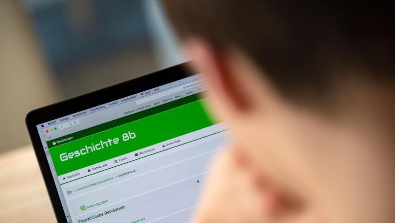 Ein Schüler, der in die 8. Klasse eines Gymnasiums geht, bedient an einem Notebook die Lernplattform Moodle. Ein Schüler, der in die 8. Klasse eines Gymnasiums geht, bedient an einem Notebook die Lernplattform Moodle.