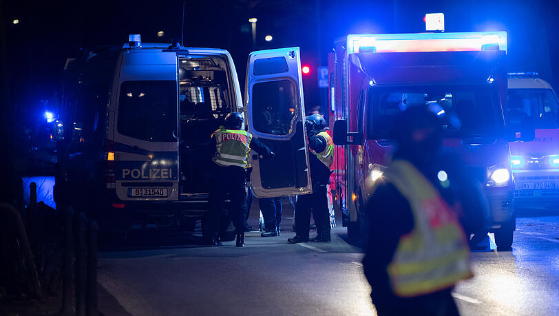 Einsatzfahrzeuge der Feuerwehr und Polizei stehen in der Nähe des U-Bahnhofs Möckernbrücke. Einsatzfahrzeuge der Feuerwehr und Polizei stehen in der Nähe des U-Bahnhofs Möckernbrücke.