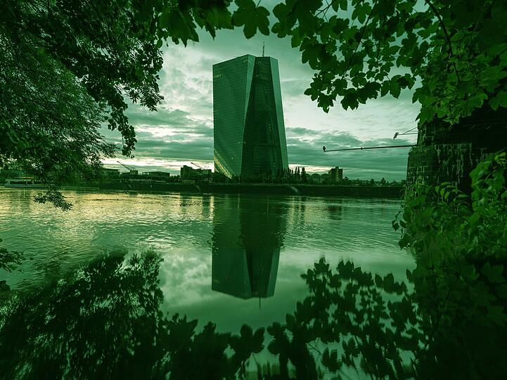 Die Zentrale der EZB spiegelt sich im Abendlicht im Main. Auch sie muss gegen den Klimawandel vorgehen, um Inflation zu verhindern.  Foto: dpa