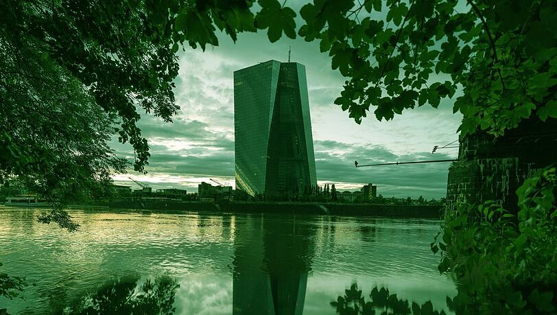 Die Zentrale der EZB spiegelt sich im Abendlicht im Main. Auch sie muss gegen den Klimawandel vorgehen, um Inflation zu verhindern. Foto: dpa Die Zentrale der EZB spiegelt sich im Abendlicht im Main. Auch sie muss gegen den Klimawandel vorgehen, um Inflation zu verhindern. Foto: dpa