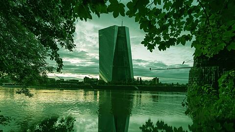 Die Zentrale der EZB spiegelt sich im Abendlicht im Main. Auch sie muss gegen den Klimawandel vorgehen, um Inflation zu verhindern.  Foto: dpa