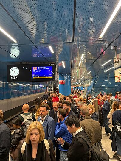 In der M&uuml;nchner U-Bahn ist aufgrund des Bayern-Spiels einiges los.
