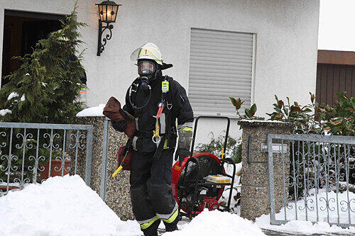Nur mit Atemschutzmasken konnte die Feuerwehr das Haus im Frauentaler Weg betreten.