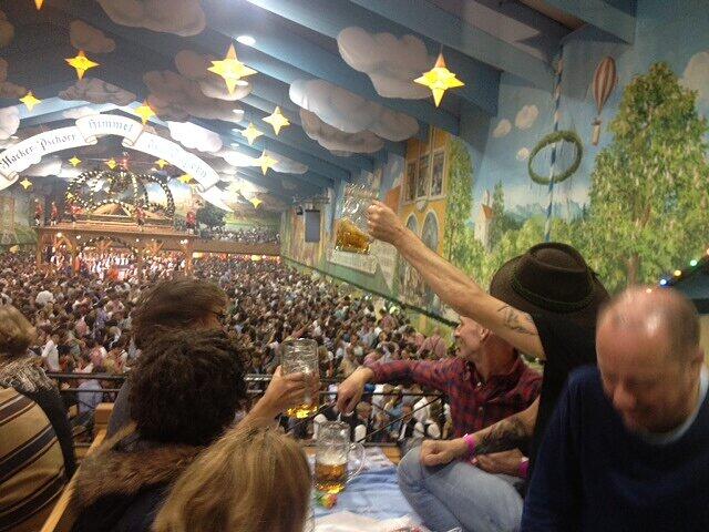Hosen-Frontmann Campino rockt die Wiesn - sehen Sie hier die besten Bilder aus dem Hacker-Zelt.