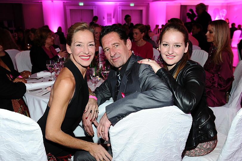 Schauspieler Max Tidof und Lisa Seitz mit Tochter Luzie auf der Pink Charity Night