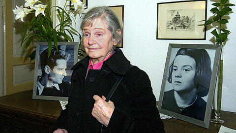 Elisabeth Hartnagel 2005 in der ehemaligen Wohnung ihrer Eltern in Ulm vor Fotos ihrer berühmten Geschwister Hans (links) und Sophie Scholl.