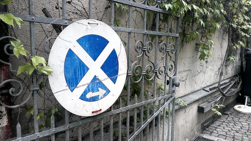 Verwittertes Verbot: Ein altes Schild an einem Hoftor.