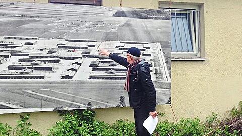 Historiker Klaus Mai zeigt den Standort der letzten erhaltenen KZ-Baracke des ehemaligen Außenlagers in Ludwigsfeld.