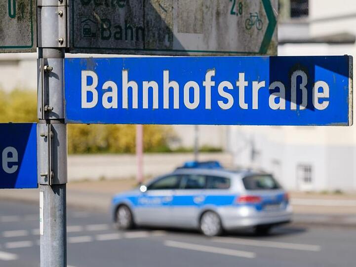 Der 15-Jährige war nach Angaben der Polizei in der Nähe des Celler Bahnhofs mit dem Fahrrad unterwegs, als er von dem 29-Jährigen angegriffen wurde.