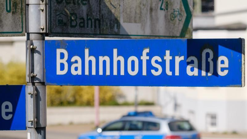 Der 15-Jährige war nach Angaben der Polizei in der Nähe des Celler Bahnhofs mit dem Fahrrad unterwegs, als er von dem 29-Jährigen angegriffen wurde. Der 15-Jährige war nach Angaben der Polizei in der Nähe des Celler Bahnhofs mit dem Fahrrad unterwegs, als er von dem 29-Jährigen angegriffen wurde.