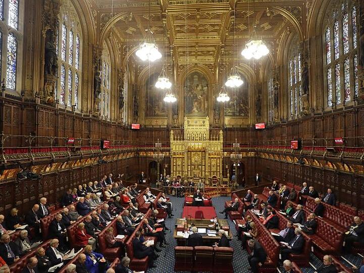 Im britischen Oberhaus wird der Gesetzentwurf zum Austritt Großbritanniens aus der Europäischen Union diskutiert.