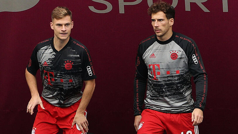 Joshua Kimmich (links) und Leon Goretzka riefen im März 2020 die Initiative ins Leben, mit der sie Spenden für soziale Einrichtungen sammeln. (Archivbild)