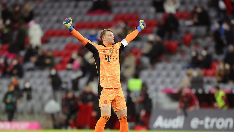 Manuel Neuer feiert den Sieg gegen RB Leipzig.