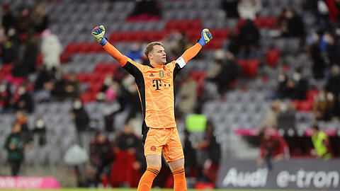 Manuel Neuer feiert den Sieg gegen RB Leipzig.