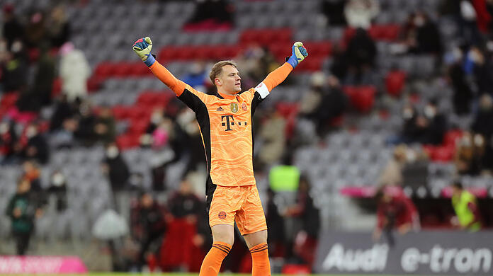 Manuel Neuer feiert den Sieg gegen RB Leipzig.