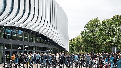 Lange Schlangen vor dem SAP Garden: Mehr als 30.000 passierten am ersten Wochenende die Drehkreuze.